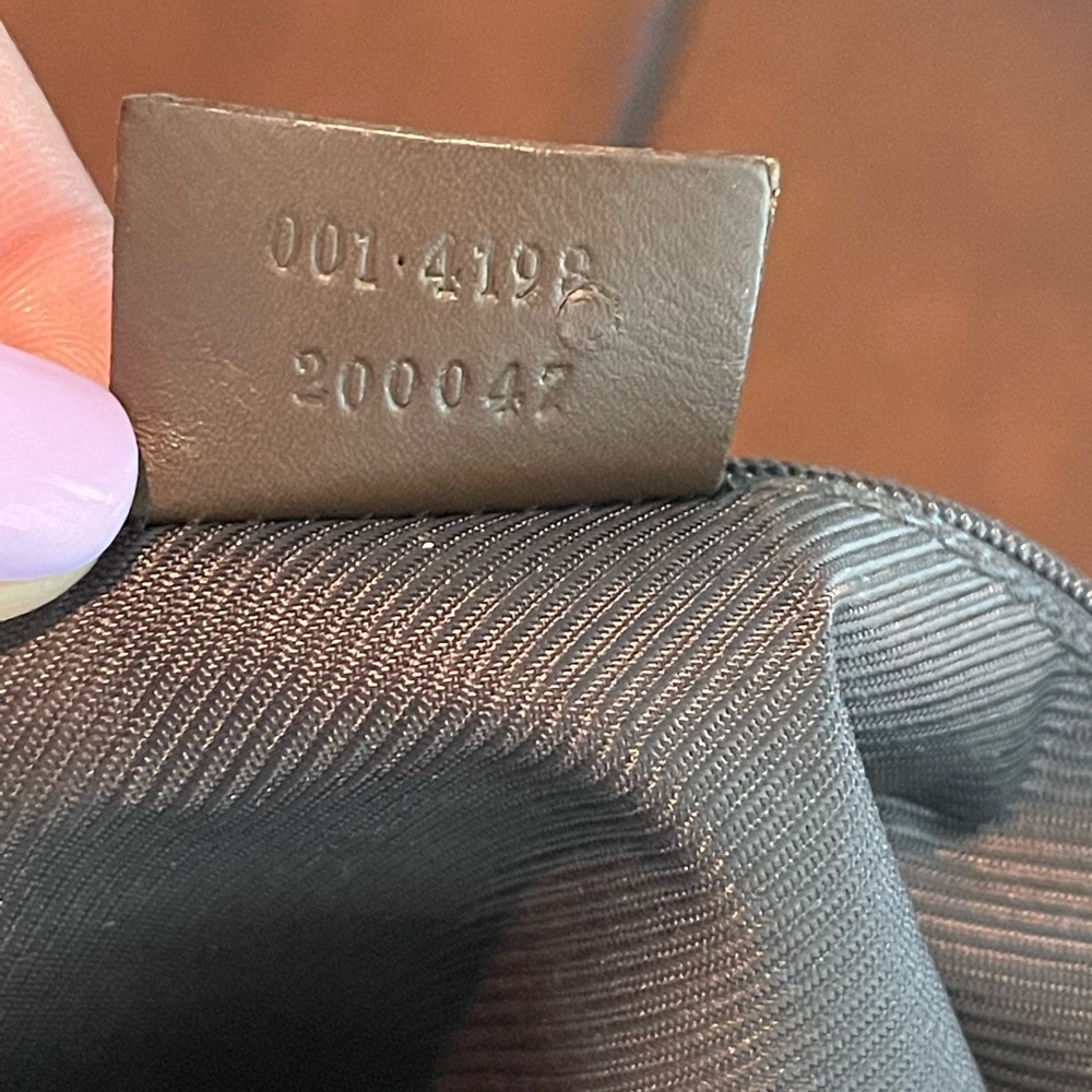 VINTAGE GUCCI SHOULDER BAG. HAS A FEW STAINS BUT IN GOOD COND.